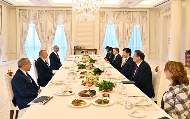 Prezidentin Kiril Petkov ilə birgə işçi şam yeməyi olub