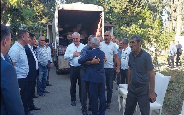 Masallı sakinləri işdən çıxarılan icra başçısını belə yola saldı — Foto