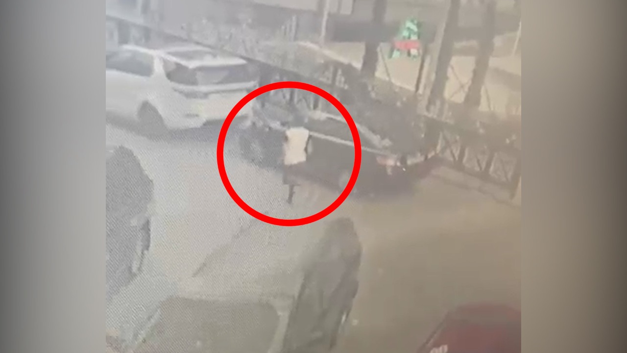 “28 May”da pulla dolu çantanı aparan şəxs kameraya düşdü — Video