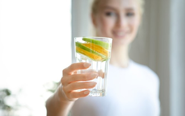 Səhərlər limonlu su içməyin faydaları