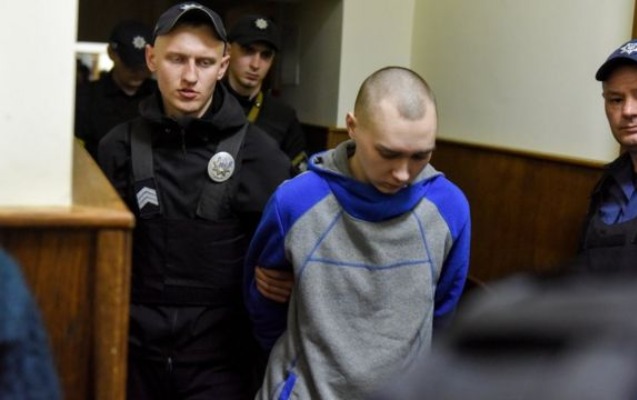 Ukrayna rusiyalı əsgərin ömürlük cəzasını azaltdı