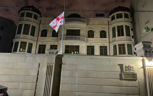 Gürcüstanın Bakıdakı səfirliyinin binasında dövlət bayrağı endirildi