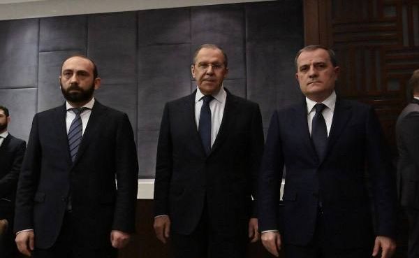 Лавров поддерживает тесные контакты с азербайджанским и армянским коллегами