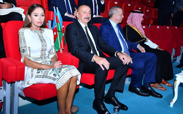 Prezidentlə xanımı V İslam Həmrəyliyi Oyunlarının açılışında iştirak edirlər
