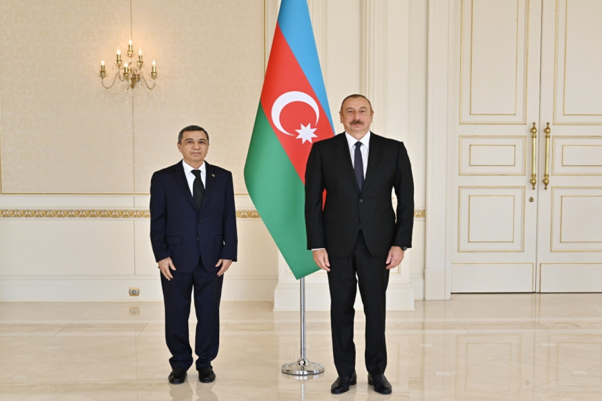 Ильхам Алиев принял верительные грамоты 4 новоназначенных послов