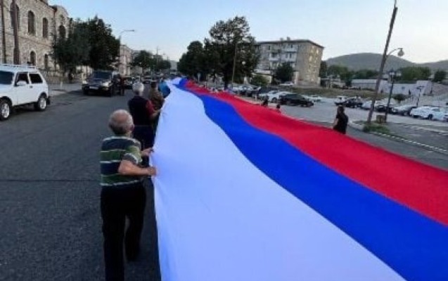 Xankəndi küçələrində 100 metrlik Rusiya bayrağı ilə aksiya