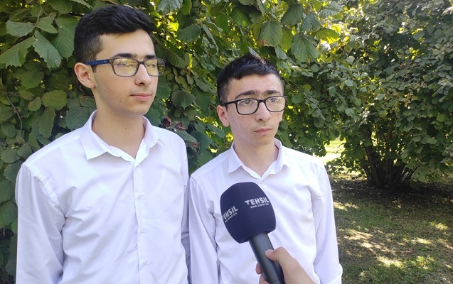 ekiz-qardaslarin-biri-685-digeri-603-bal-topladi