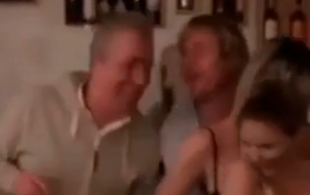 “Yuventus”un sabiq ulduzu içkili halda qızlarla əyləndi — Video