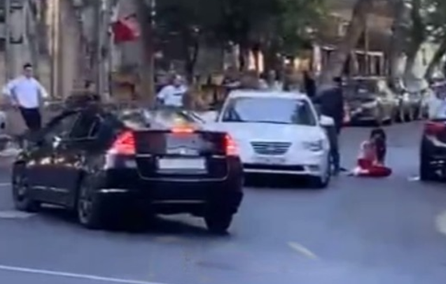 В Баку мужчина зарезал женщину и скрылся на машине