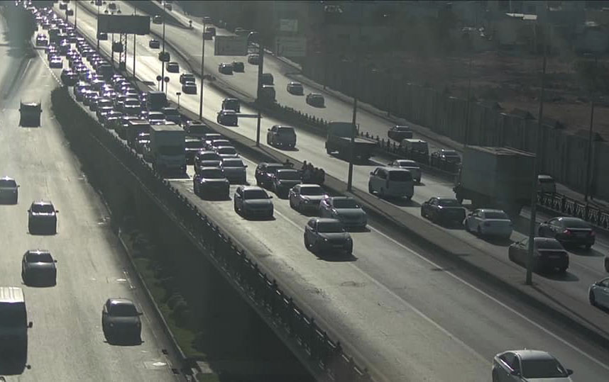 koroglu-metrosu-istiqametinde-yol-qezasi-sebebinden-sixliq-var