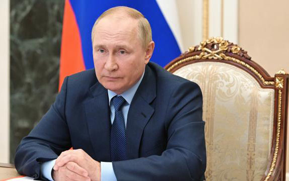 Putin Kadırovun həyat yoldaşına “Qəhrəman ana” adı verdi
