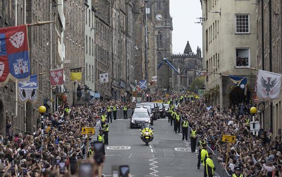 Kraliça II Elizabetin cənazəsi Edinburq şəhərinə aparıldı — Fotolar