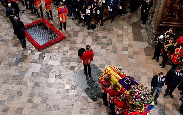 Kraliça ərinin yanında dəfn olundu