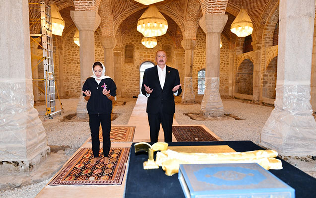 Президент и Мехрибан Алиева помолились за душу шехидов в мечети Юхары Говхар Ага
