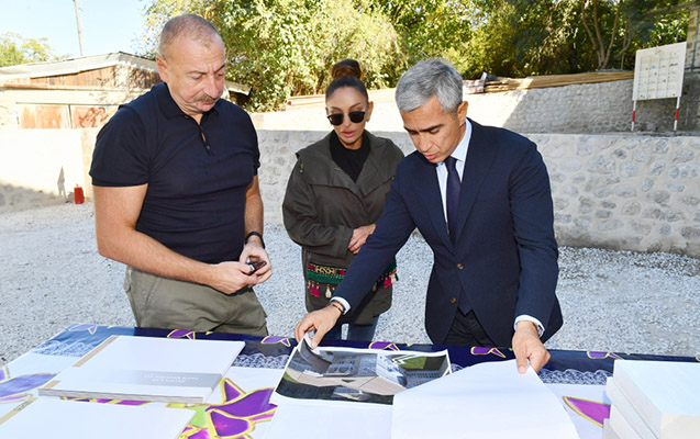 Президент с супругой ознакомились с ходом строительства новых объектов в городе Шуша