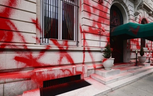 Nyu-Yorkda Rusiya Baş konsulluğunu qırmızıya boyadılar - Video