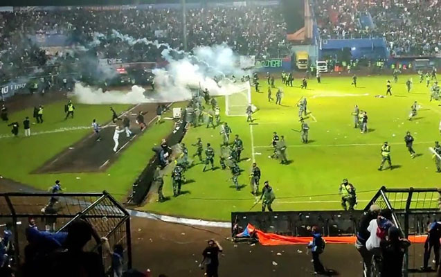 Futbol matçında ara qarışdı, 127 nəfər öldü