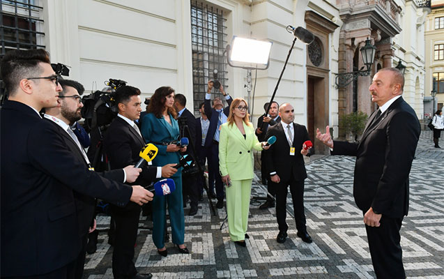 Президент в Праге дал интервью азербайджанским телеканалам