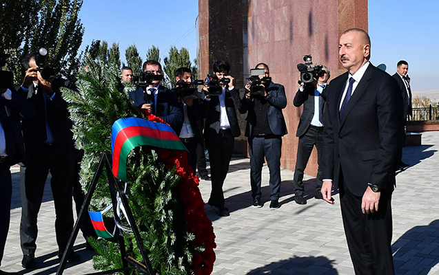 Ильхам Алиев посетил мемориальный комплекс