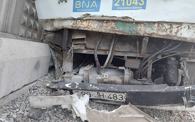bakida-avtobus-qezaya-dusdu