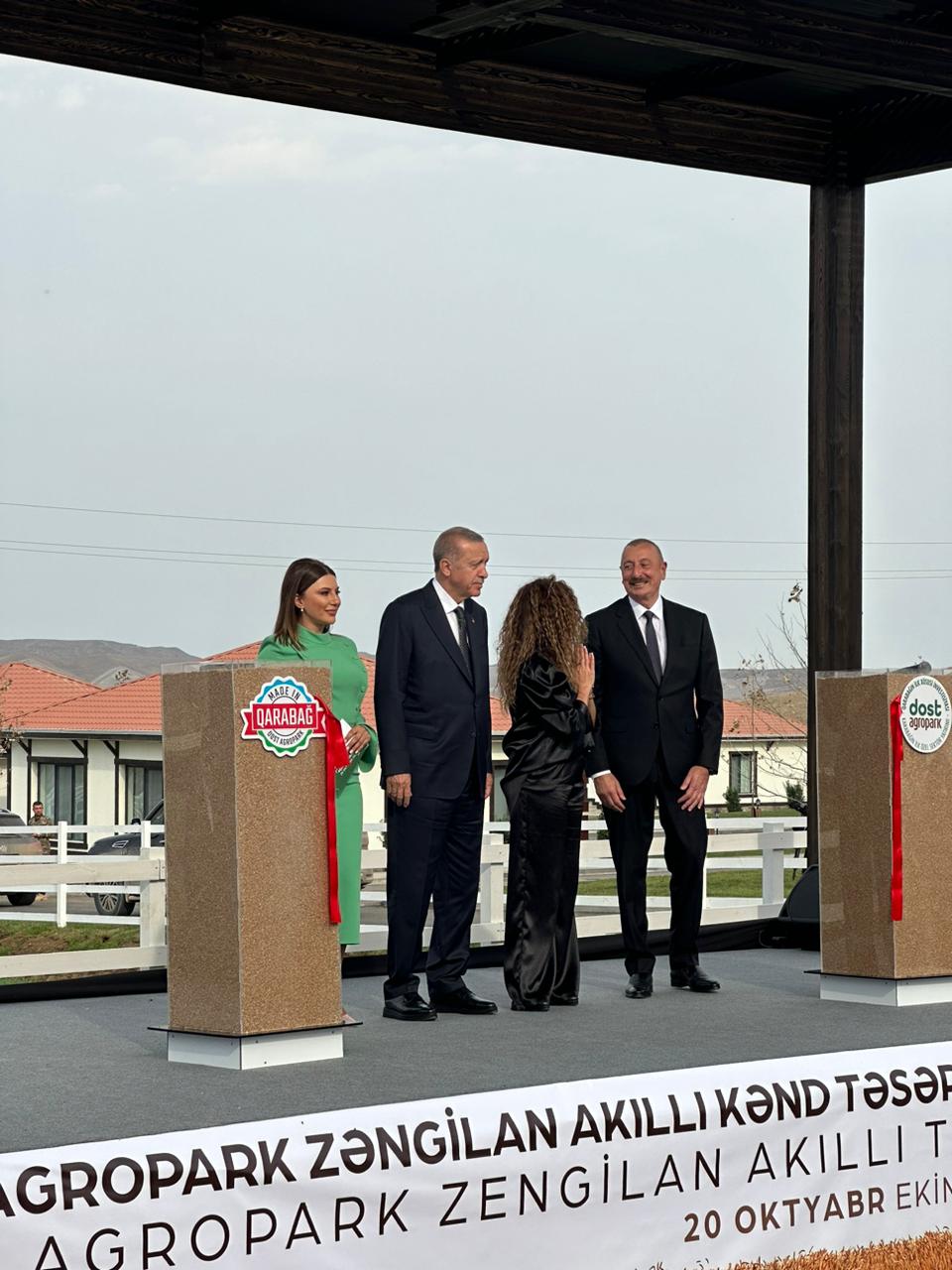 Prezident Çinarəni səhnəyə dəvət etdi - VİDEO 2 312307013 556602156328406 6414162364939007460 n