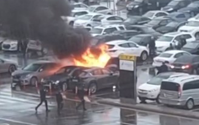 Bakı aeroportunda maşın yandı