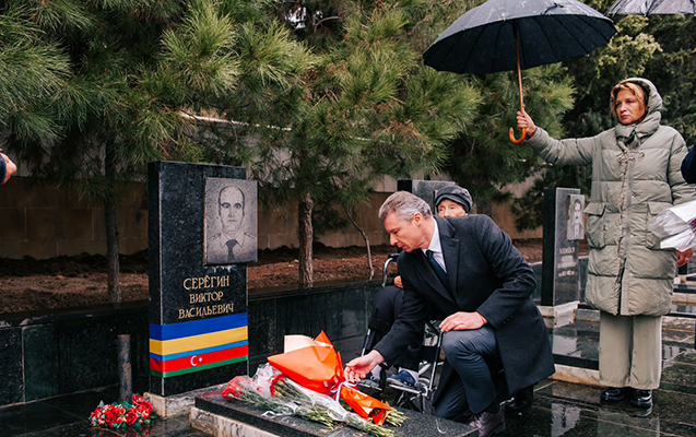 ukraynanin-azerbaycandaki-sefiri-ve-fexri-konsul-milli-qehremanin-mezarini-ziyaret-edib