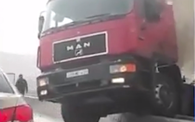 bakida-tir-surusken-yolda-qeza-toretdi