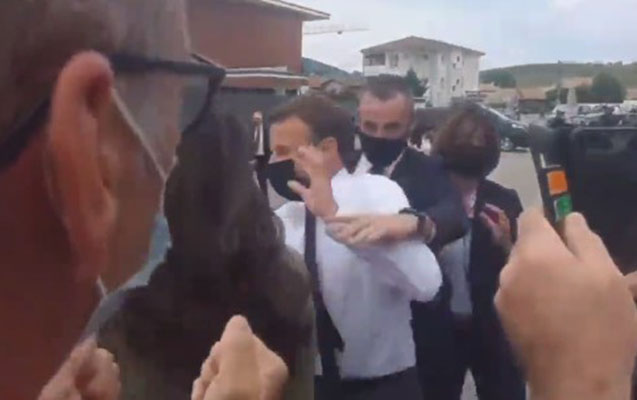 Etirazçı qadın Makronu şillələdi