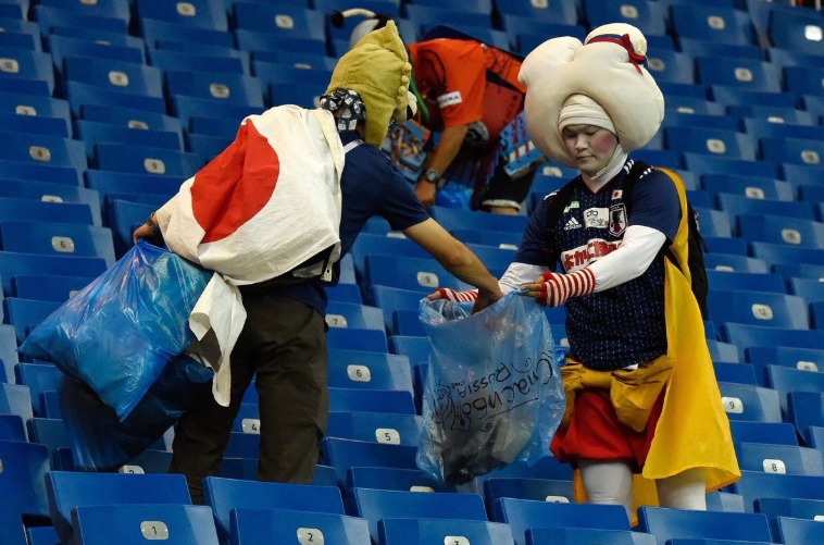 Японские болельщики убрали мусор на трибунах