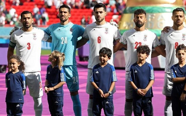 İran futbolçuları himni oxudu, azarkeşlər fitə basdı