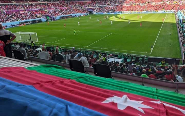 Uels – İran oyununda Azərbaycan bayraqları