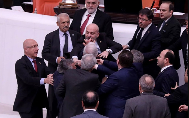 Türkiyə parlamentində dava, deputat xəstəxanalıq oldu — Video