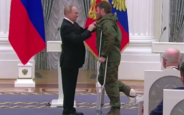 Putin Peqova “İgidliyə görə” ordenini təqdim etdi