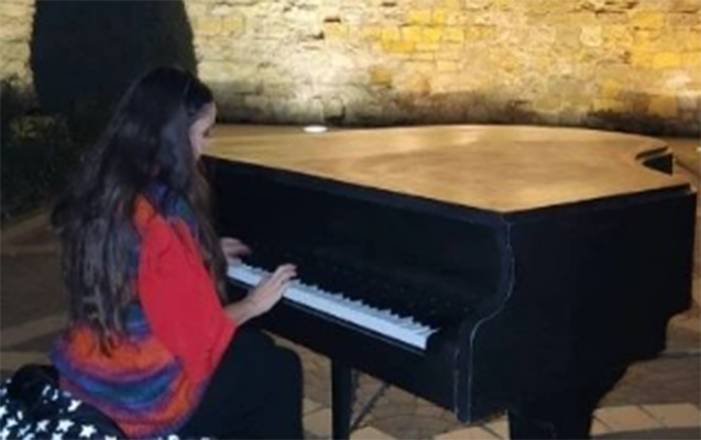 Leyla Əliyeva İçərişəhərdə pianoda ifa etdi