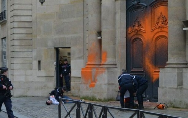 Fransada Baş nazirin iqamətgahına boya atdılar - Video