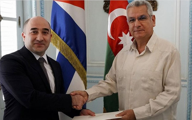 azerbaycanin-kubadaki-sefiri-etimadnamelerin-suretini-xin-rehberinin-muavinine-teqdim-etdi