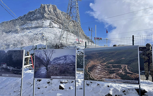 aksiya-olan-erazide-ermeni-vehsiliklerini-eks-etdiren-plakatlar-qurasdirildi