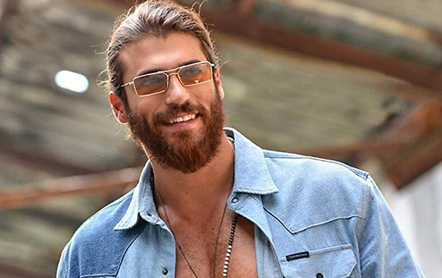 can-yaman-bu-hereketi-ile-gundem-oldu