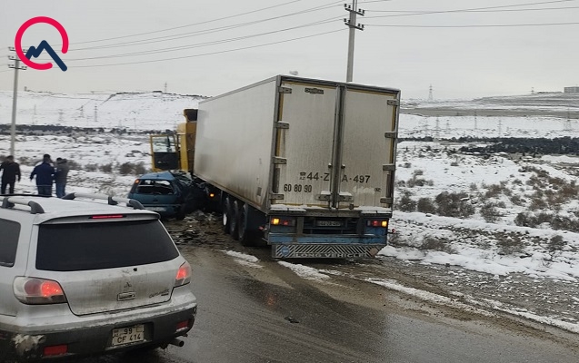 bakida-minik-avtomobili-tir-in-altina-girdi