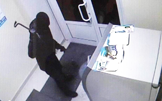 В Ясамале вооруженный мужчина вошел в банк и потребовал деньги