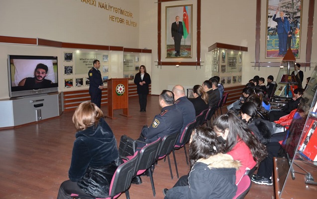 polis-reisi-mekteblilerle-gorusdu