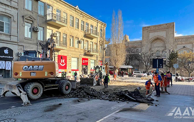 bakinin-merkezi-kucesinde-daslari-asfaltla-evezleyirler