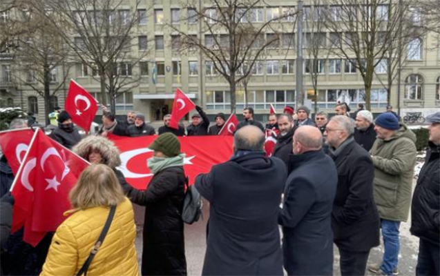 İsveçrədəki türklərdən Qurani-Kərimin yandırılmasına etiraz