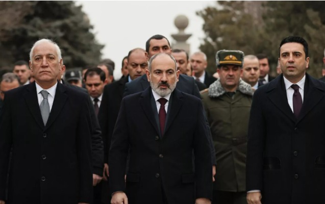pasinyan-herbi-mezarliqda-tehqirle-qarsilandi