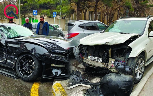 В Баку столкнулись автомобили класса люкс