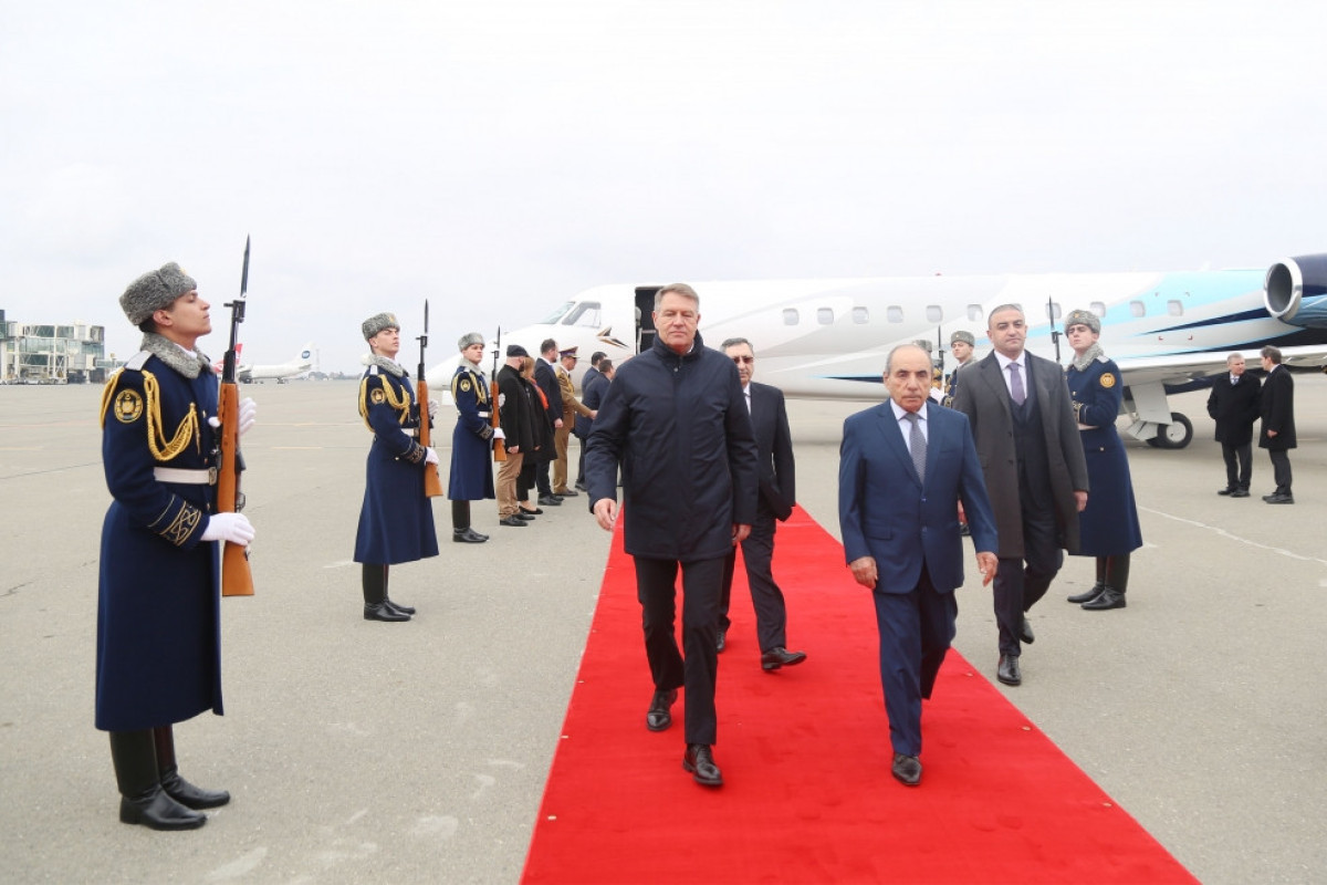 Президент Румынии прибыл в Азербайджан