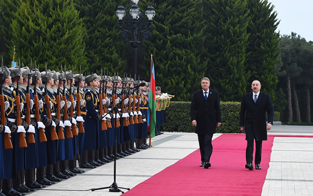 В Баку состоялась церемония официальной встречи Президента Румынии