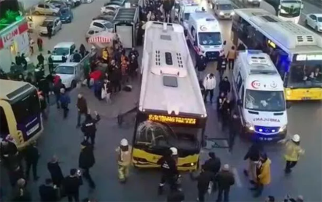 İstanbulda avtobus dayanacağa çırpıldı - Ölən və yaralananlar var