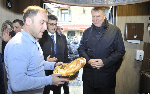 Президент Румынии попробовал хлеб из тендира